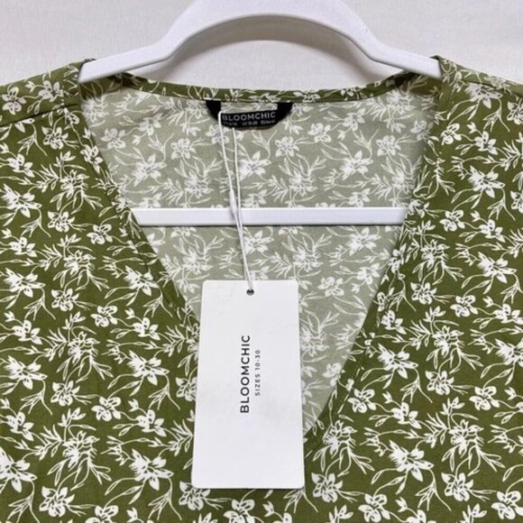 BloomChic Tie Front Floral V-Neck Blouse Women's Size 14-16 Sage Green Flowy NWT - Picture 7 of 12
